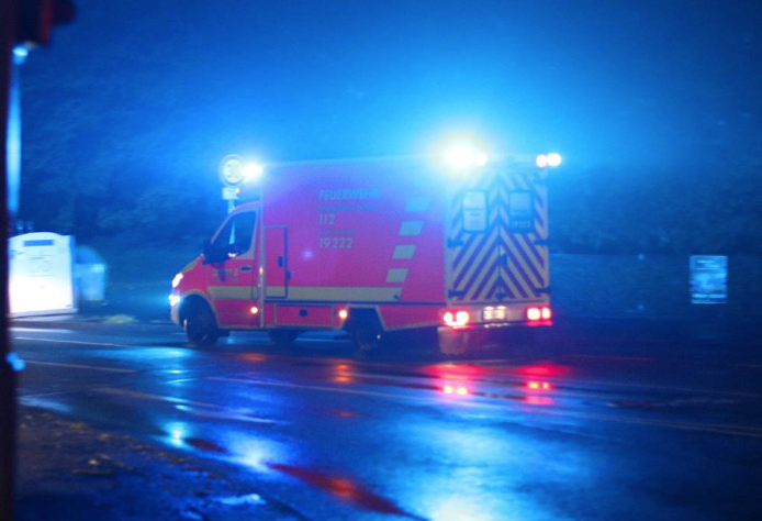 Tödlicher Unfall bei Hunding: 23-jähriger Fahrer stirbt nach Überschlag des Autos