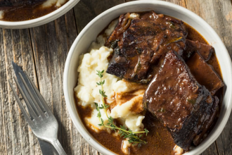 Geschmorte Rinderkurzrippen mit Portwein und Meerrettichcreme: Zart wie Butter