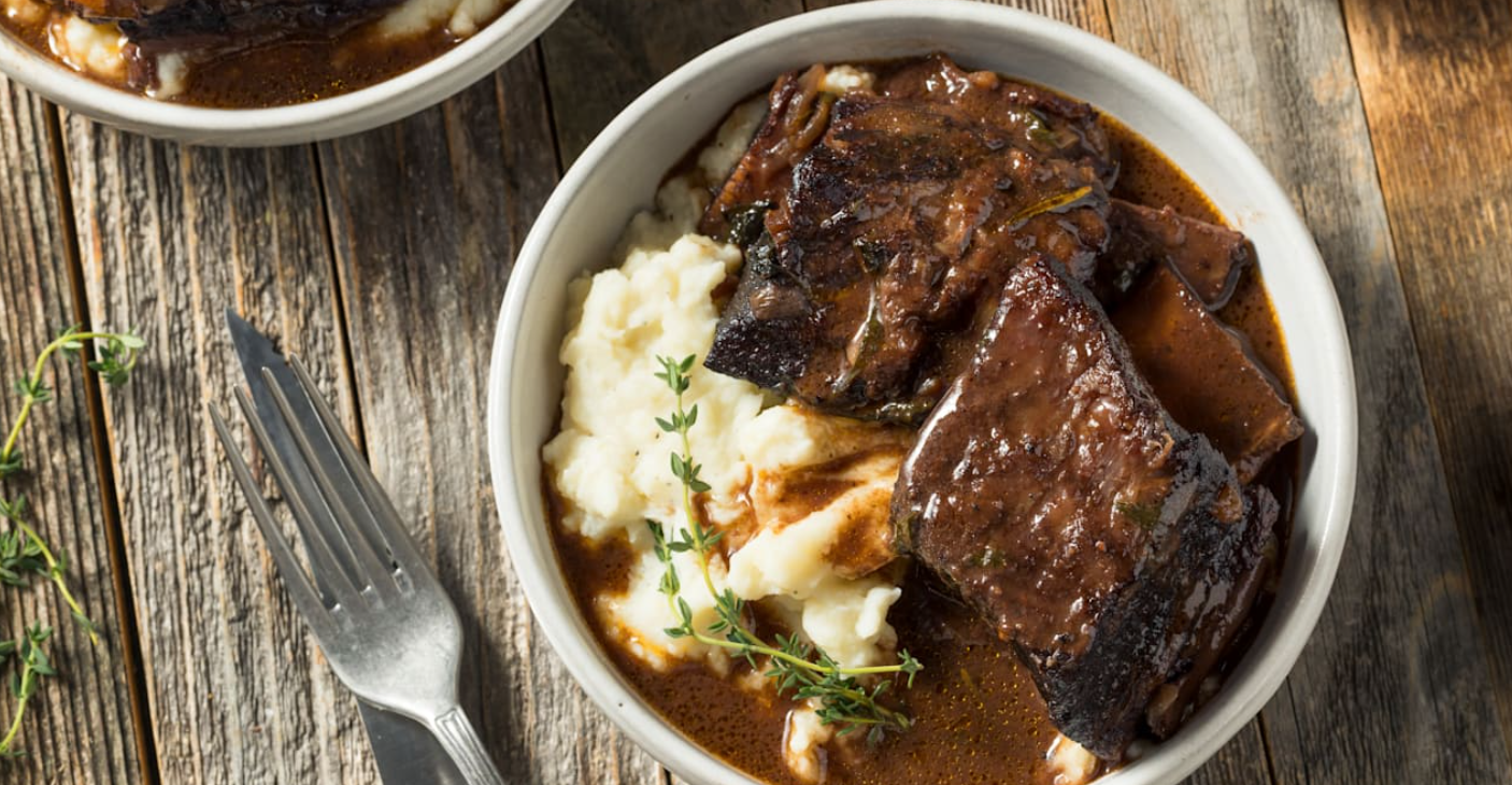 Geschmorte Rinderkurzrippen mit Portwein und Meerrettichcreme: Zart wie Butter