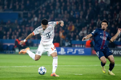 Bayern besiegt PSG in Paris mit 2:1 – Doppelpack von Díaz und eiserne Abwehr in Unterzahl