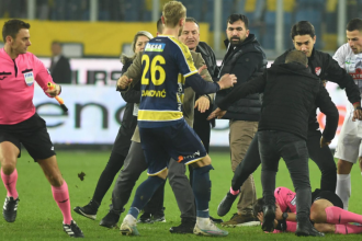 Gewalt auf dem Fußballfeld: Spieler nach Angriff ins Krankenhaus eingeliefert