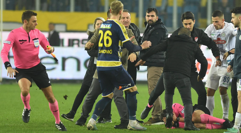 Gewalt auf dem Fußballfeld: Spieler nach Angriff ins Krankenhaus eingeliefert