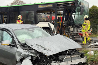 Auto schneidet Schulbus in Baden-Württemberg – 66 Kinder verletzten sich bei Notbremsung