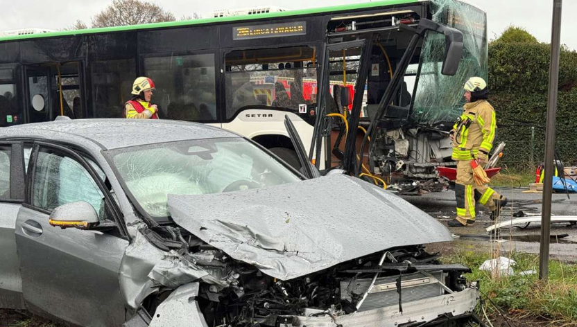 Auto schneidet Schulbus in Baden-Württemberg – 66 Kinder verletzten sich bei Notbremsung