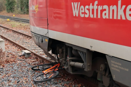 Fahrradfahrer nach Ignorieren des Ampelsignals von Zug erfasst