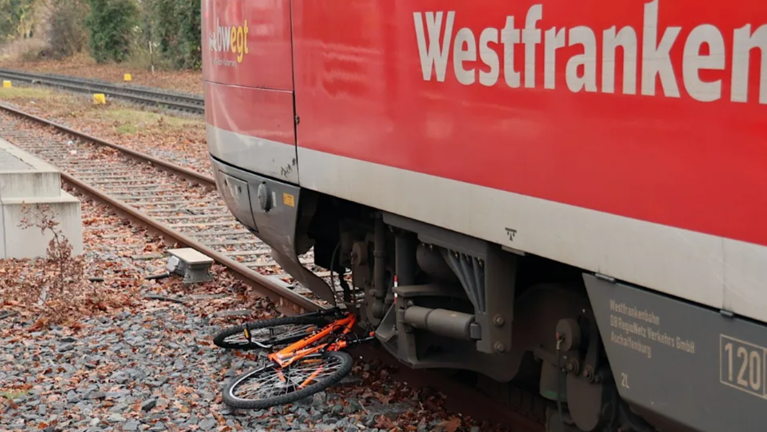 Fahrradfahrer nach Ignorieren des Ampelsignals von Zug erfasst