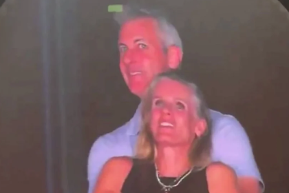 Frau bricht ihr Schweigen nach dem Skandal mit der Kiss Cam