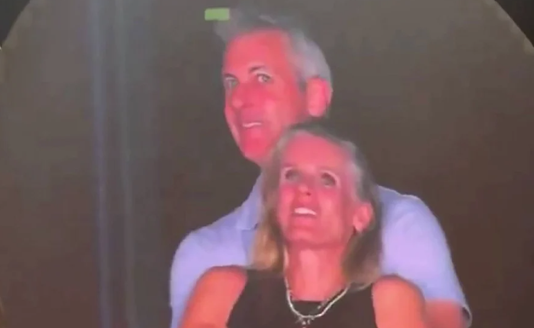 Frau bricht ihr Schweigen nach dem Skandal mit der Kiss Cam