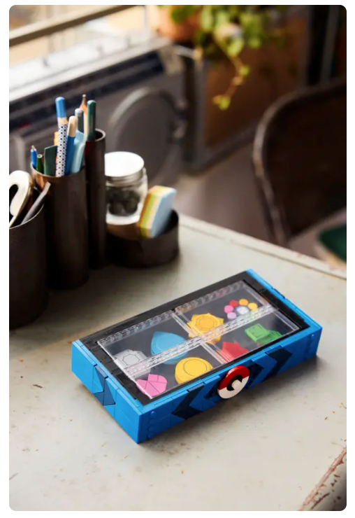 LEGO stellt Geschenkset Pokémon 40892 Kanto Region Badge Collection vor: Koffer mit acht Kanto-Abzeichen