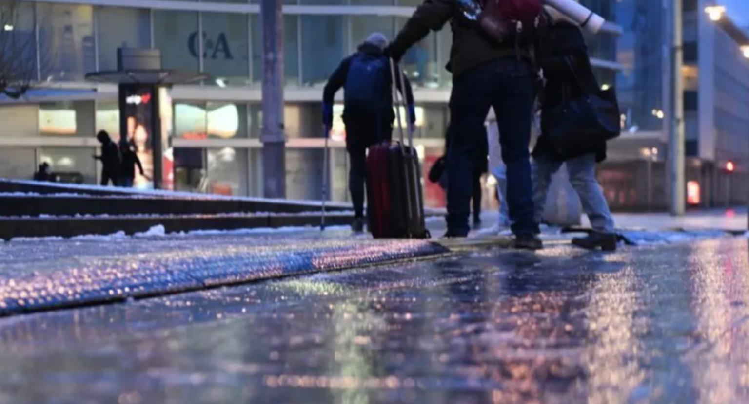 Ostdeutschland versinkt im Glatteis: Flüge in Berlin gestrichen, zahlreiche Unfälle