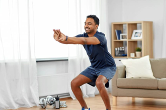 Tiefe Kniebeugen als einfache Übung gegen Steifheit und altersbedingte Veränderungen