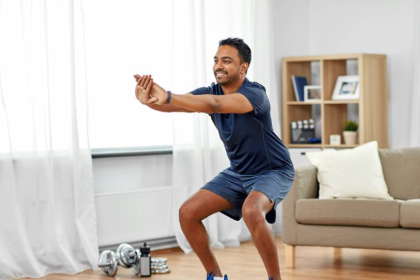 Tiefe Kniebeugen als einfache Übung gegen Steifheit und altersbedingte Veränderungen