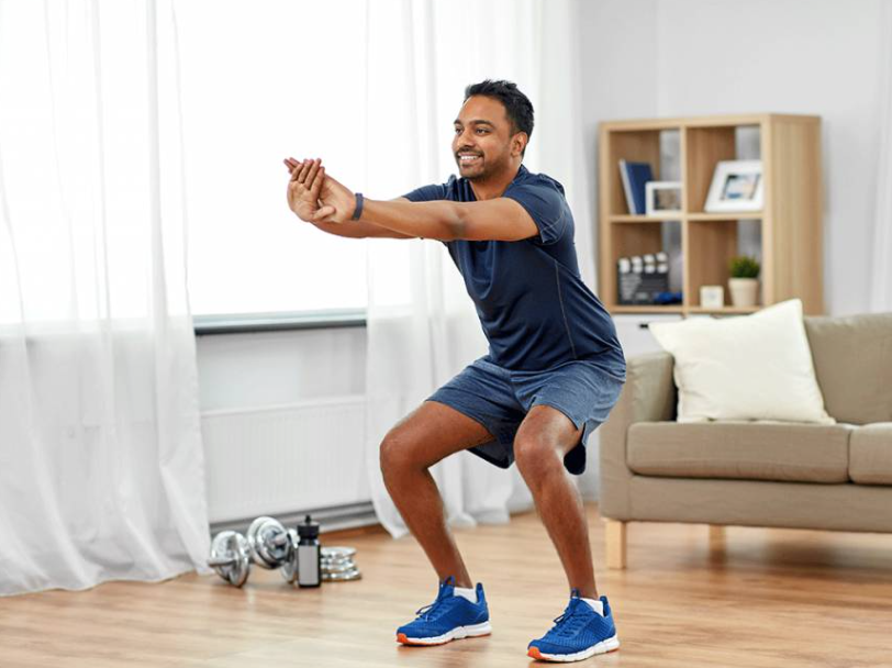 Tiefe Kniebeugen als einfache Übung gegen Steifheit und altersbedingte Veränderungen