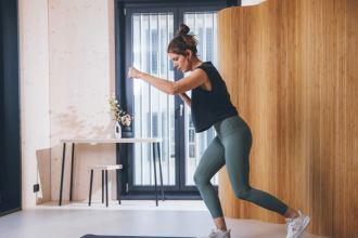 Training zu Hause ohne Geräte: 12 Übungen und richtige Technik für den ganzen Körper