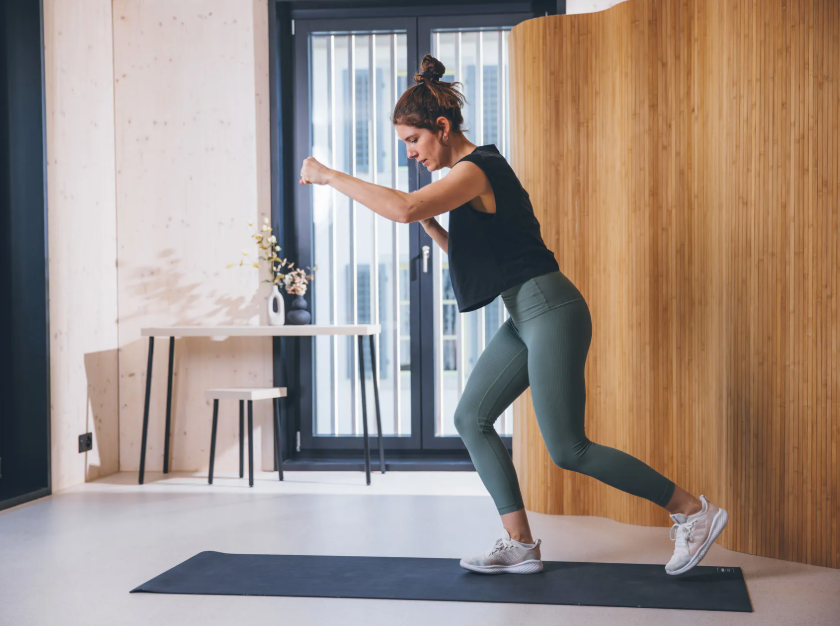 Training zu Hause ohne Geräte: 12 Übungen und richtige Technik für den ganzen Körper