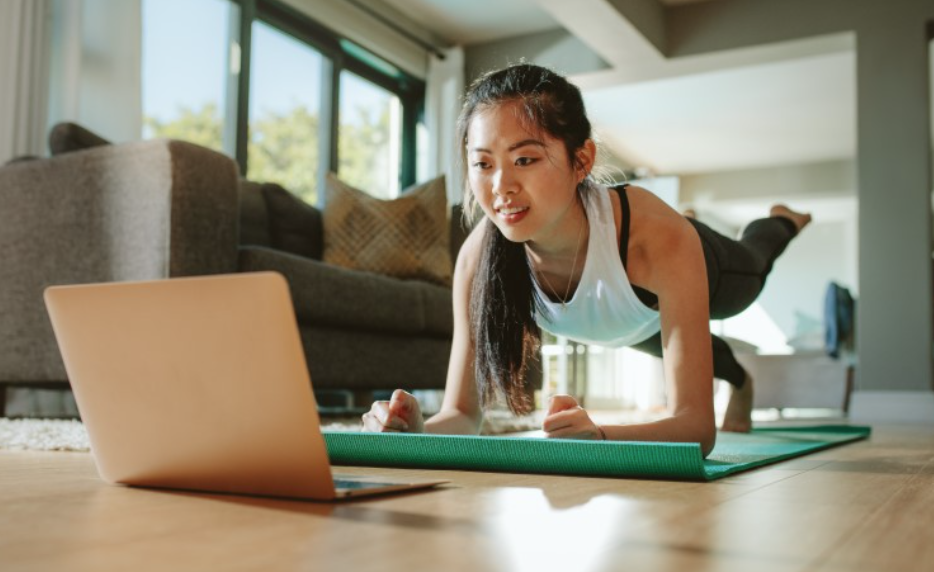 Abnehmen zuhause: Trainingsplan für Frauen ohne Geräte