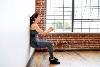 Rückenübungen zuhause gegen Rückenschmerzen im Büroalltag: Klarer Trainingsplan