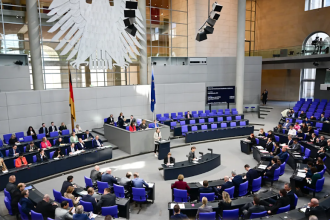 Diätenerhöhung 2026: Bundestagsabgeordnete bekommen fast 500 Euro mehr – warum das viele wütend macht