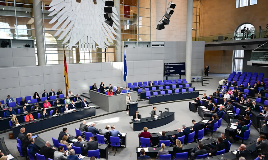 Diätenerhöhung 2026: Bundestagsabgeordnete bekommen fast 500 Euro mehr – warum das viele wütend macht