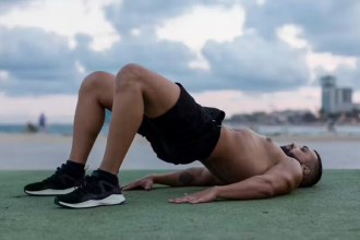 Glute Bridge richtig ausführen: Technik, Vorteile und Variationen