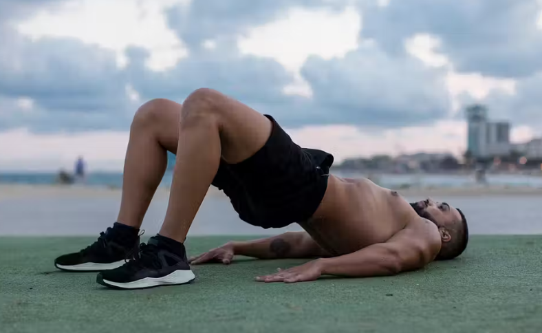 Glute Bridge richtig ausführen: Technik, Vorteile und Variationen