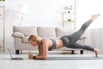 Fitness ab 50 zuhause ohne Geräte: sicher Muskeln aufbauen