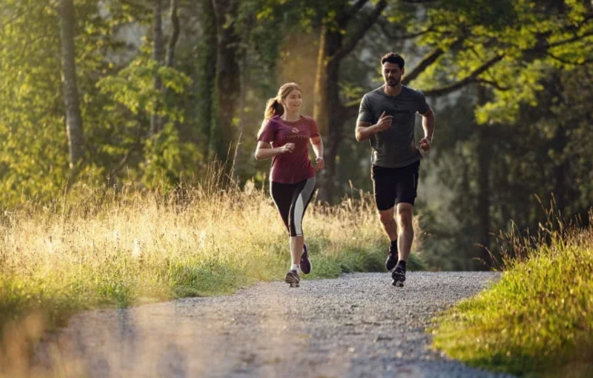 Vom Sofa auf die Laufstrecke: Dein entspannter Einstieg ins Joggen