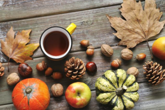 Herbst holen: Deko aus Kastanien, Blättern und Kürbis