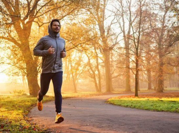 Herbstsaison fuer Laeufer: Training, Kleidung und Sicherheit bei Dunkelheit