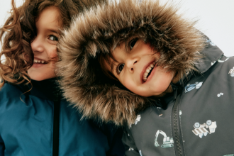 Winterjacken für Kinder: Worauf Eltern bei Kälte, Wind und Nässe achten sollten